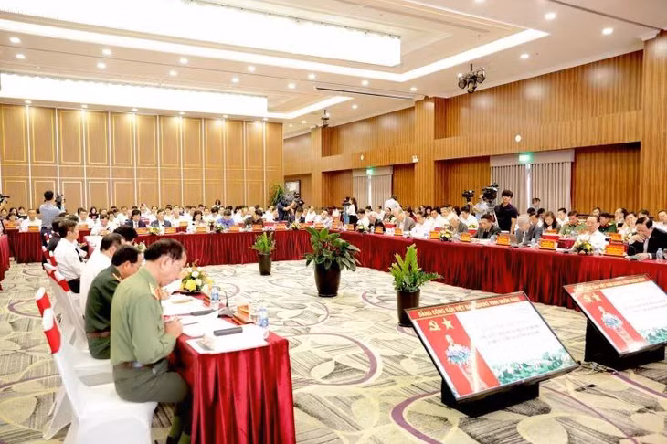 Các đại biểu tham dự hội thảo là các đồng chí lãnh đạo, nguyên lãnh đạo Đảng và Nhà nước cùng với hàng trăm nhà khoa học, chuyên gia trên cả nước. (Ảnh: TTXVN)