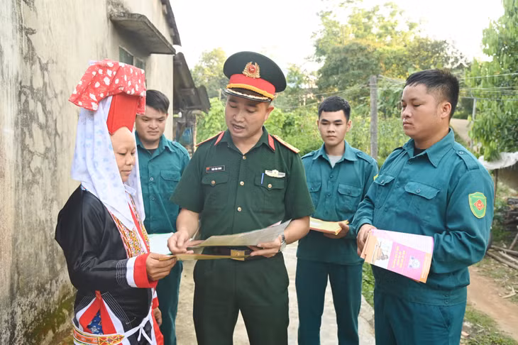 Cán bộ, chiến sĩ lực lượng vũ trang huyện Bình Liêu tuyên truyền, vận động người dân xã Đồng Tâm thực hiện nếp sống văn minh và các hoạt động bảo vệ môi trường.