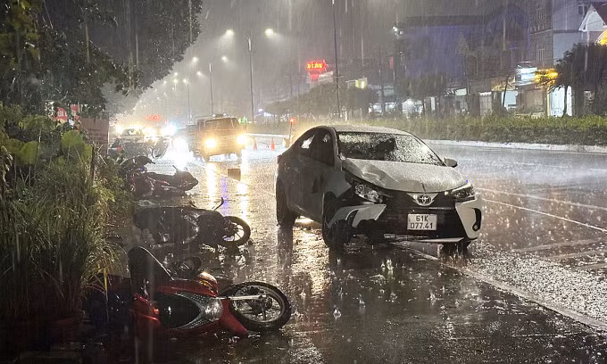 Sau khi tai nạn xảy ra, trời mưa khiến việc khám nghiệm hiện trường gặp khó khăn. Ảnh: Yên Khánh