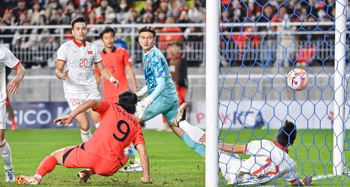 Võ Minh Trọng (áo trắng phải) đá phản lưới nhà giúp Hàn Quốc dẫn 3-0 ở phút 50. Ảnh: Osen