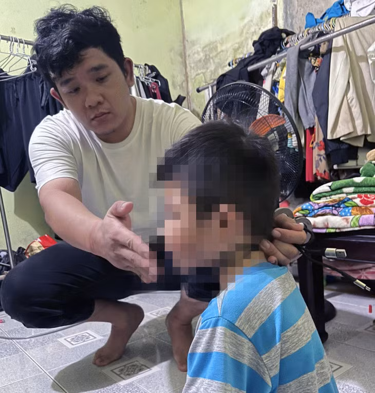 Công an cho Minh thực nghiệm để điều tra hành vi bạo hành con - Ảnh: A.B.