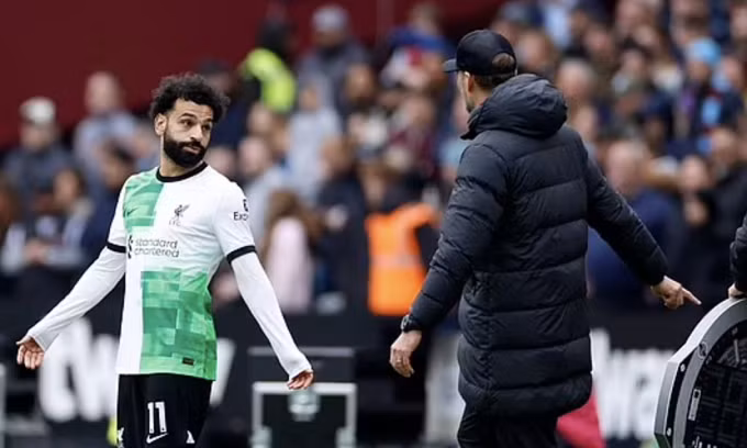 Salah (trái) cãi nhau với Klopp trong trận Liverpool hòa West Ham 2-2 trên sân Olympic, thành phố London, vòng 35 Ngoại hạng Anh ngày 27/4/2024. Ảnh: Reuters