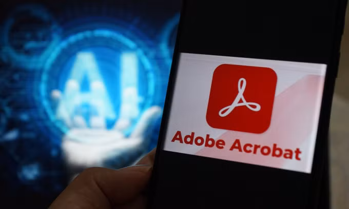 Biểu tượng Adobe Acrobat hiển thị trên một chiếc smartphone. Ảnh: Bảo Lâm