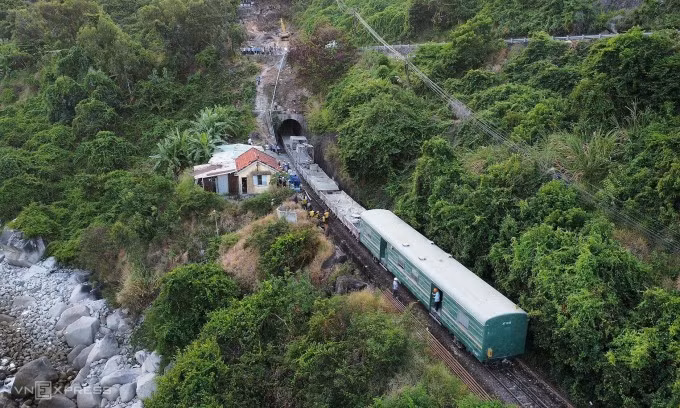 Tàu công trình đang chạy vào thử tải hầm đường sắt Bãi Gió, lúc 17h15. Ảnh: Bùi Toàn