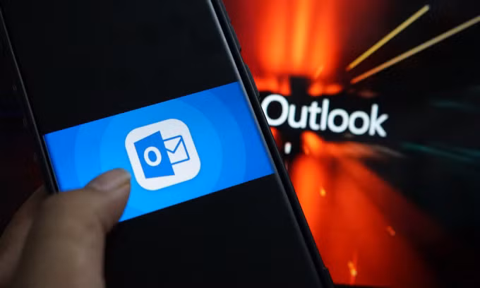 Biểu tượng Outlook hiển thị trên smartphone. Ảnh: Bảo Lâm