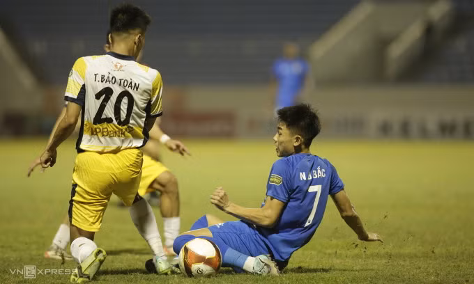 Đình Bắc (số 7) tranh chấp với Trần Bảo Toàn trong trận hòa 1-1 trên sân Hòa Xuân, Đà Nẵng ở vòng 15 V-League 20203-2024 chiều 4/4. Ảnh: Anh Định