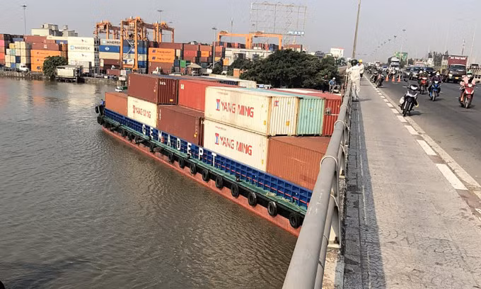 Sà lan chở container mắc kẹt dưới cầu Đồng Nai. Ảnh: Minh Bằng