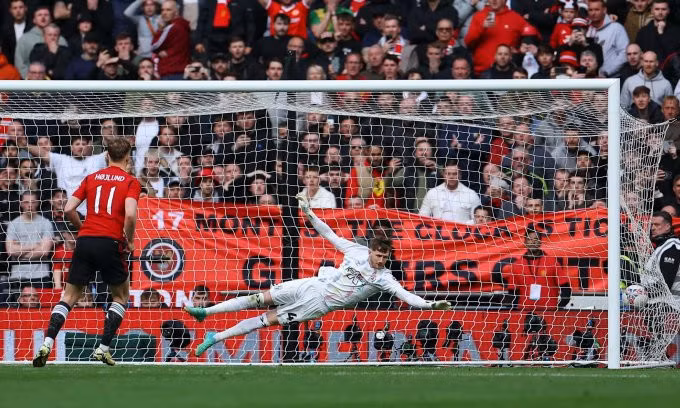 Rasmus ghi bàn luân lưu quyết định, giúp Man Utd thắng Coventry 4-2 ở loạt đá này, sau khi hai đội hòa 3-3 trên sân Wembley, thành phố London, Anh, bán kết Cup FA ngày 21/4/2024. Ảnh: Reuters