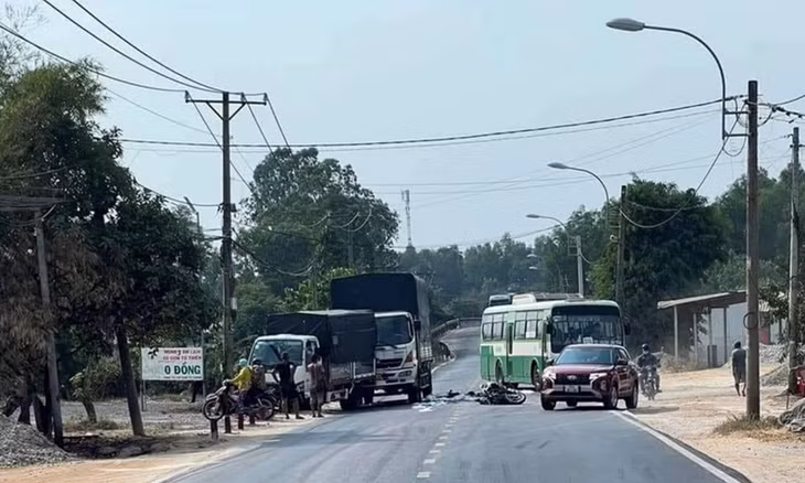 Lực lượng chức năng xử lý hiện trường, điều tra nguyên nhân vụ tai nạn.