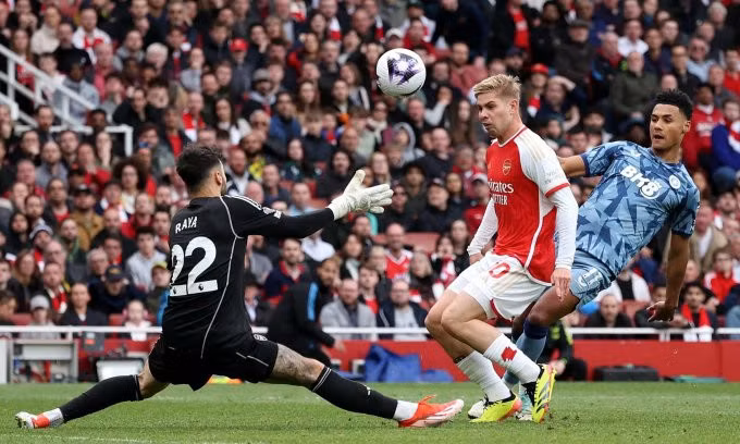 Tiền đạo Ollie Watkins (phải) bấm bóng ghi bàn ấn định thắng lợi 2-0 cho Aston Villa trước Arsenal trên sân Emirates, thành phố London, vòng 33 Ngoại hạng Anh ngày 14/4/2024. Ảnh: Reuters