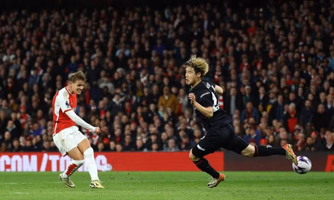 Tiền vệ Odegaard dứt điểm mở tỷ số cho Arsenal trong trận thắng Luton 2-0 ở vòng 31 Ngoại hạng Anh trên sân nhà Emirates ngày 3/4. Ảnh: Reuters