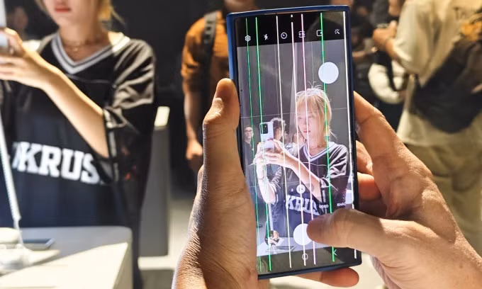 Một smartphone Samsung tại Việt Nam bị sọc màn hình ở mức nặng. Ảnh: Xuân Thành