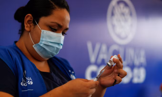 Một nhân viên y tế chuẩn bị liều vaccine Covid-19 tại trung tâm tiêm chủng ở San Salvador, El Salvador, hôm 13/7. Ảnh: Reuters.