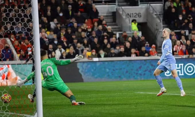 Phil Foden (phải) đệm bóng mở tỷ số vào lưới chủ nhà Brentford, ở vòng 20 Ngoại hạng Anh tối 29/12. Ảnh: Reuters
