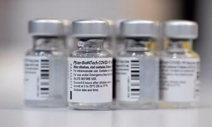 Các lọ vaccine Covid-19 của Pfizer-BioNTech được trưng bày tại Ludwigsburg, Đức, hôm 22/1. Ảnh: AFP.