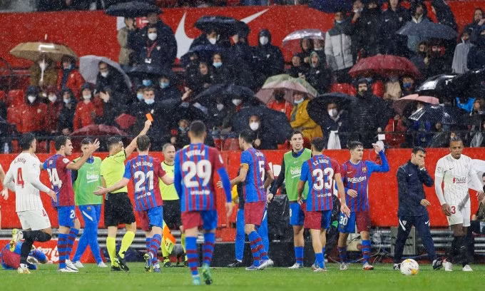 Trọng tài rút thẻ đỏ với Kounde sau hành vi phi thể thao với Jordi Alba. Ảnh: EFE.