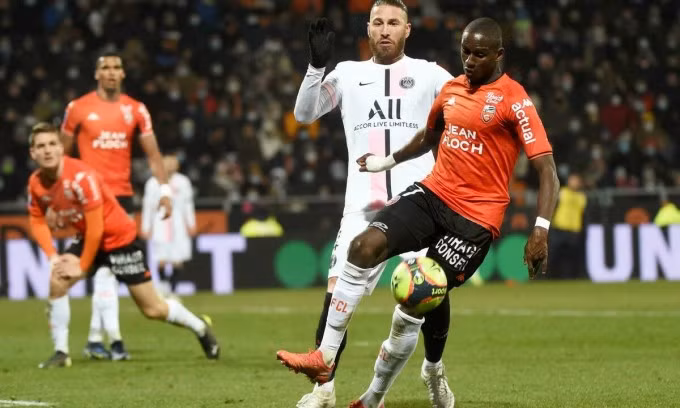Ramos vào sân trong hiệp hai rồi nhận thẻ đỏ khi PSG hòa Lorient hôm 22/12. Ảnh: AFP.