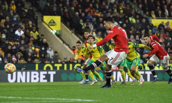 Ronaldo sút phạt đền ghi bàn duy nhất trận đấu với chủ nhà Norwich vòng 16 Ngoại hạng Anh tối 11/12. Ảnh: Reuters