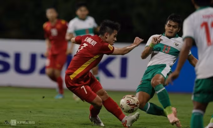Hồng Duy bị Irianto theo sát khi có cơ hội dứt điểm trong cấm địa. Ảnh: Leo Shengwei.