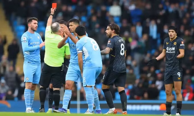 Jimenez bị trọng tài rút hai thẻ vàng liên tiếp chỉ trong vài giây. Ảnh: Man City FC.