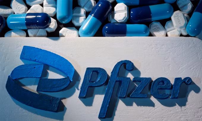 Logo của Pfizer và thuốc của hãng được chụp ngày 29/9. Ảnh:Reuters.