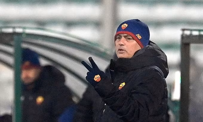 Mourinho chỉ đạo các học trò trong trận Roma hạ chủ nhà CSKA Sofia 3-2 hôm 9/12. Ảnh: EPA
