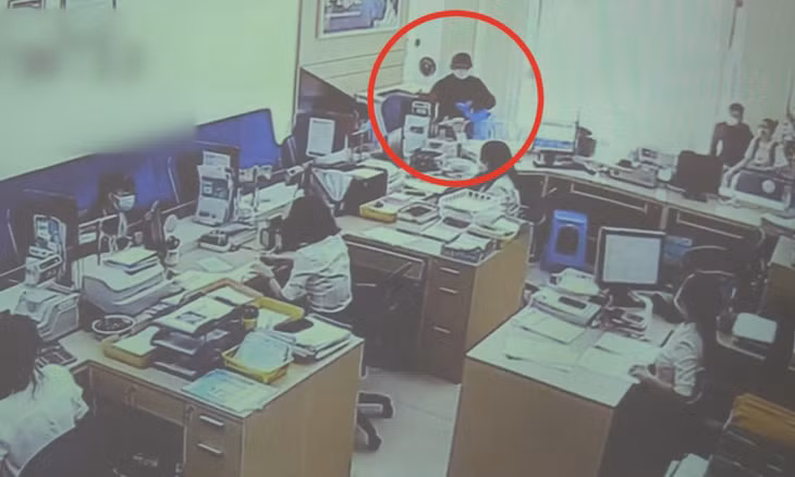 Camera ghi lại cảnh nghi can cướp ngân hàng. Video: Phước Tuấn