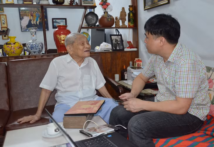 Cụ Nguyễn Thọ Chân trò chuyện với tác giả bài viết.