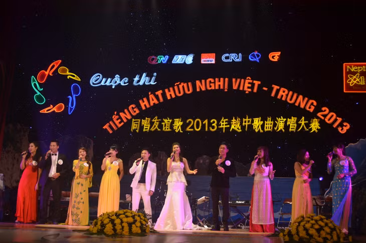 Các thí sinh tham gia cuộc thi Tiếng hát hữu nghị Việt Trung năm 2013 cùng hát vang bài ca hữu nghị Việt Trung