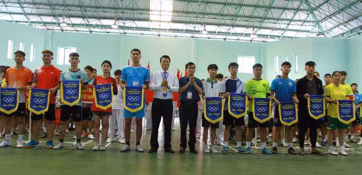 Ban Tổ chức trao cờ lưu niệm cho đại diện các đoàn tham gia.