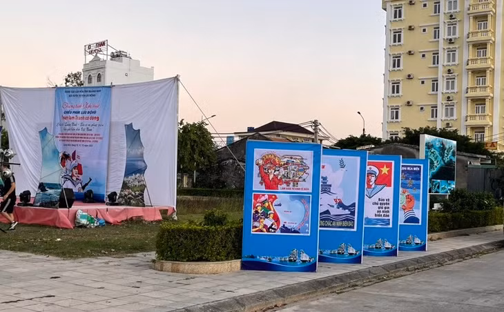 Tuyên truyền trực quan bằng tranh cổ động.