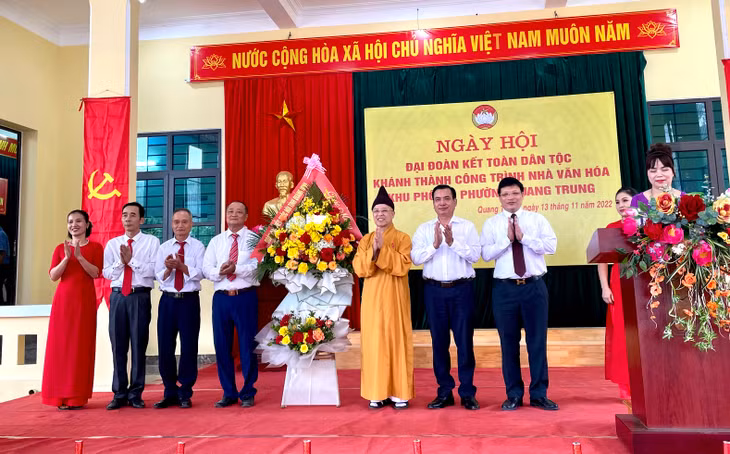 Hòa Thượng Thích Thanh Quyết, Phó Chủ tịch Hội đồng Trị sự Trung ương Giáo hội phật giáo Việt Nam, Trưởng Ban Trị sự Giáo hội phật giáo tỉnh Quảng Ninh, Đại biểu Quốc hội khóa XV tặng hoa chúc mừng khu 10, phường Quang Trung.