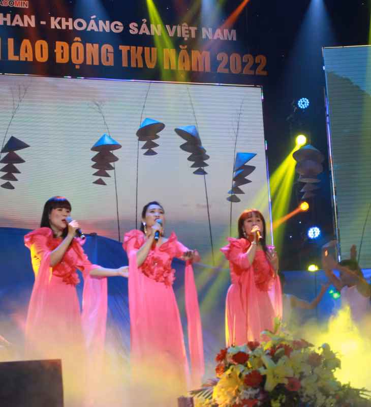 Tam ca nữ Phương Điệp- Lệ Quyên- Sao Mai của Công ty Than Hòn Gai.