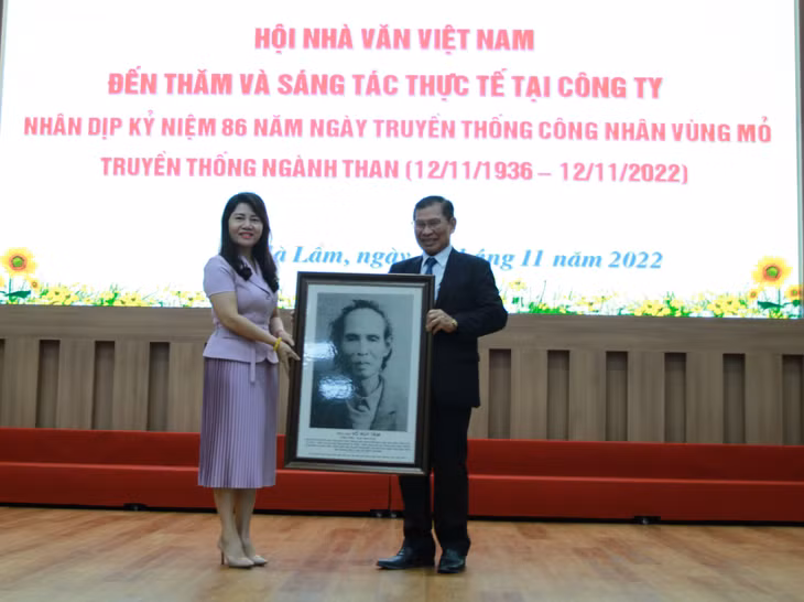 Đại diện đoàn thực tế sáng tác tặng bức ảnh chân dung nhà văn Võ Huy Tâm, Giải thưởng Nhà nước về VHNT, người đặt nền móng cho văn học viết về công nhân mỏ cho lãnh đạo Công đoàn Than- Khoáng sản Việt Nam.