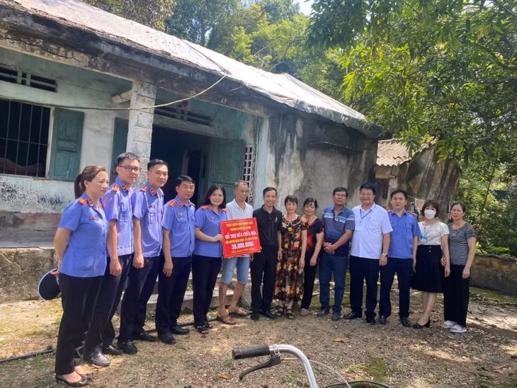 VKS Hạ Long trao tặng 30 triệu đồng để xoá nhà tạm, nhà dột nát. Ảnh: Viện kiểm sát nhân dân tỉnh.