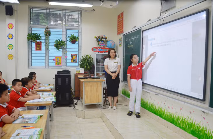 Ứng dụng công nghệ thông tin trong dạy học tại Trường Tiểu học Hạ Long, TP Hạ Long. Ảnh: Lan Anh