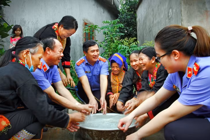 VKSND tỉnh tặng công trình giếng khoan nước sạch cho bà con và trường THPT Ba Chẽ. Ảnh: Viện kiểm sát nhân dân tỉnh