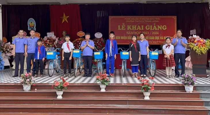 VKS Đông Triều trao tặng 05 xe đạp cho học sinh nghèo nhân dịp năm học mới 2023-2024. Ảnh: Viện Kiểm sát nhân dân tỉnh