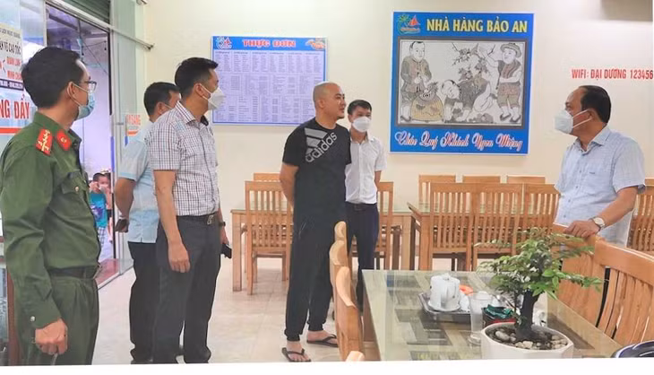 Lãnh đạo UBND huyện Vân Đồn kiểm tra cơ sở kinh doanh dịch vụ nhà hàng trên địa bàn, tháng 4/2022. Ảnh: Thanh Tùng (Trung tâm TT-VH Vân Đồn)