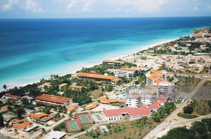 Một trong những bãi biển nổi tiếng nhất ở Cuba là bãi biển Varadero, nhờ bãi cát trắng dài 25 km tuyệt đẹp và gần như thẳng tắp, chạy dài trên toàn bộ bán đảo.
