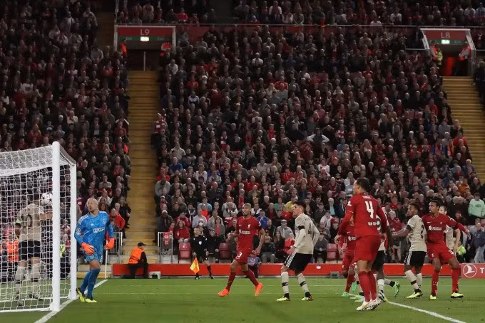 Bóng từ cú đánh đầu của Matip đi qua vạch vôi trước khi được một cầu thủ Ajax đánh đầu phá ra. Ảnh: Shutterstock