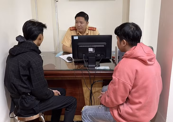 Hai thanh niên trong nhóm đi xe máy vào cao tốc bị bắt. Ảnh: Cục Cảnh sát giao thông