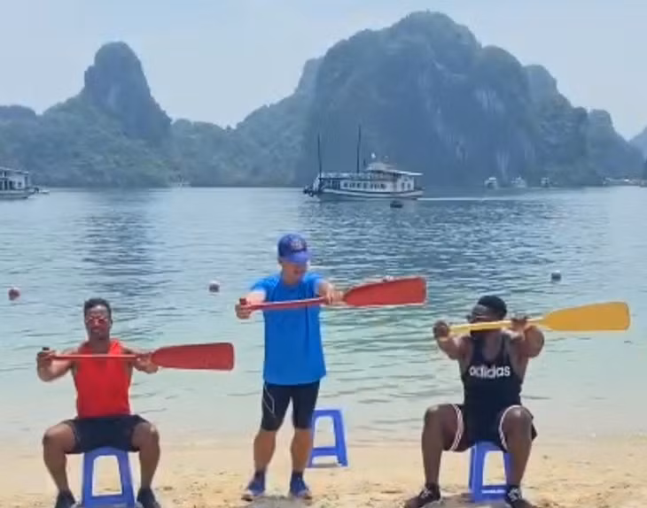 Patrice Evra học cách sử dụng mái chèo. Ảnh: CTV