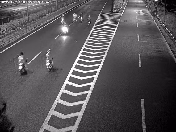 Nhóm quái xế đi thành từng đoàn vào cao tốc TPHCM - Long Thành - Dầu Giây. Ảnh cắt từ camera