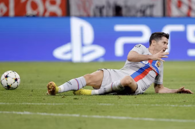 Lewandowski tiếc nuối vì không thể chọc thủng lưới đội cũ, dù anh dứt điểm bảy lần ở trận này. Ảnh: UEFA
