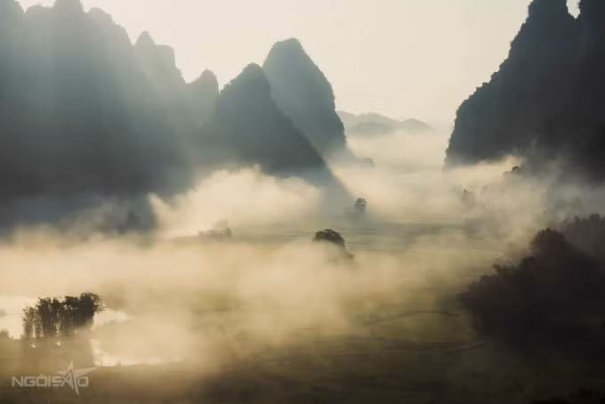 Cung chọn một vị trí cao, thoáng để có thể lấy toàn cảnh sông và 'săn mây' vào sáng sớm. Lúc những tia nắng đầu ngày chiếu xuyên qua lớp sương mù tạo nên các ray nắng đẹp, biến núi rừng ở đây tựa một bức tranh thủy mặc níu chân lữ khách.
