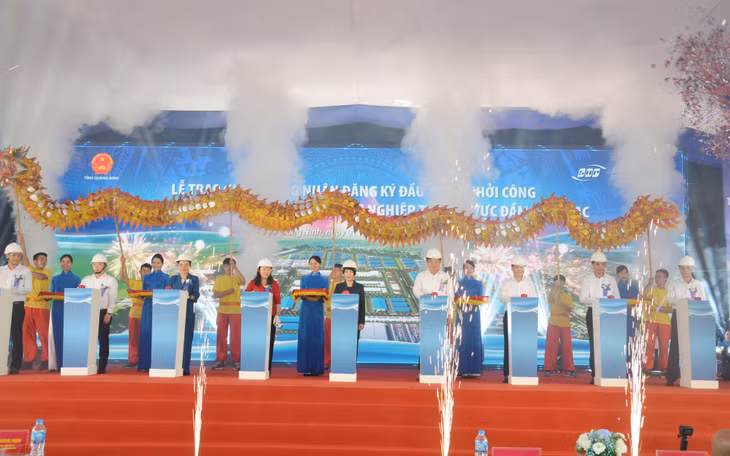 Các đại biểu bấm nút khởi công dự án nhà máy điện tử Quảng Yên .