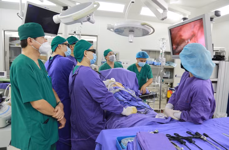 Các bác sĩ Bệnh viện Đa khoa tỉnh thực hiện ca phẫu thuật nội soi lồng ngực.