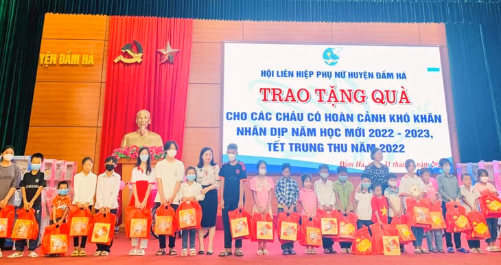Hội LHPN huyện Đầm Hà tặng 26 suất quà Trung thu cho các em có hoàn cảnh khó khăn. Ảnh: Hoàng Giang