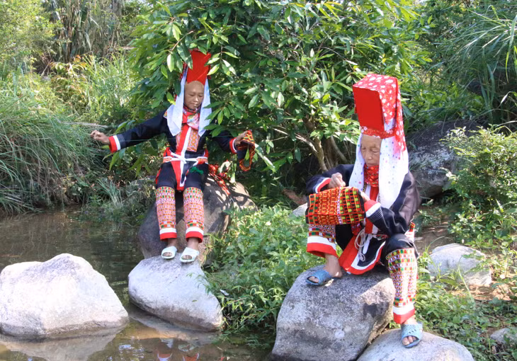 Phụ nữ dân tộc Dao thêu trang phục truyền thống vào những lúc nông nhàn.